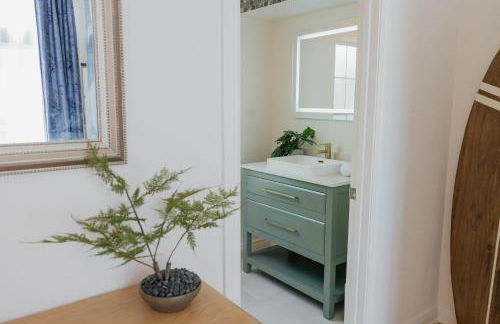 Stylish PB Townhome, Walk to Bay, and Balcony - Foto 38