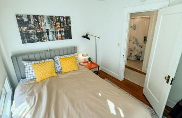 Bright, Modern & Artsy Space - Photo 22