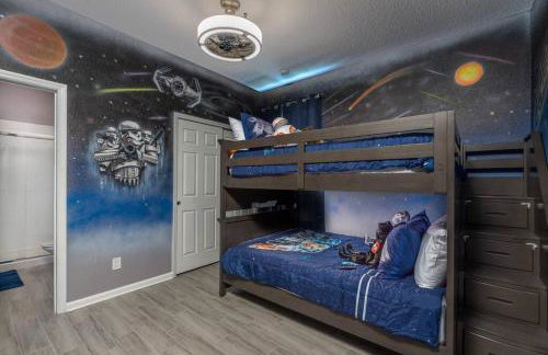 Spacious 4BR Home Themed Rooms, Pool, Near Disney - Foto 15