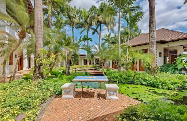 Magnificent Eight Bedroom Holiday Home - Photo 7