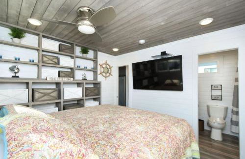 TV Blue Tiny Houseboat at Lake Cumberland Marina - Photo 3