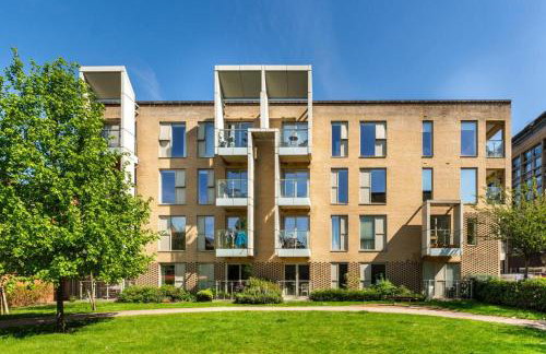 Steps from Train Station - Modern 2-Bedroom with Balcony & Cambridge Amenities, Family Friendly - Foto 37