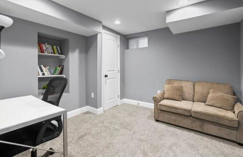 Charming Home Parking, Sleeps 10, WFH Space - Foto 12