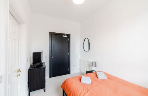 The Central 3BR First-Floor Apartment - Photo 13