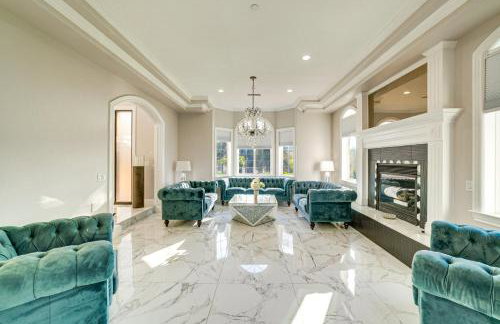 Expansive Riverside Mansion! Luxe, Family Friendly - Foto 10