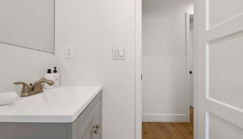 1970s Style Cozy Home with Fireplace Yard and Hot Tub - Foto 3