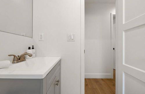 1970s Style Cozy Home with Fireplace Yard and Hot Tub - Foto 3