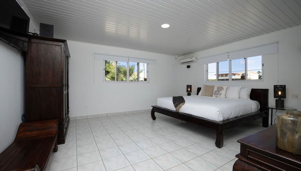 Newly Renovated 4BR 4BA Private Pool Eagle Beach - Foto 4, Habitación