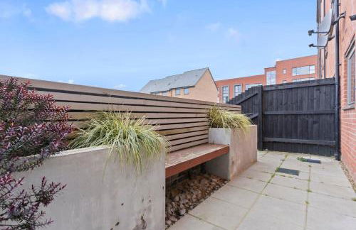 Exquisite 7 Bedroom 5 Bathroom House - Over 1900 sqft - Close to City Centre with Free Parking, Fast W-Fi and SmartTVs by Yoko Property - Foto 47