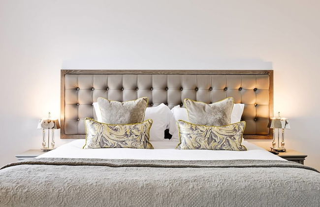 JOIVY Luxury George Street Apartments: Castle Suite - Photo 3