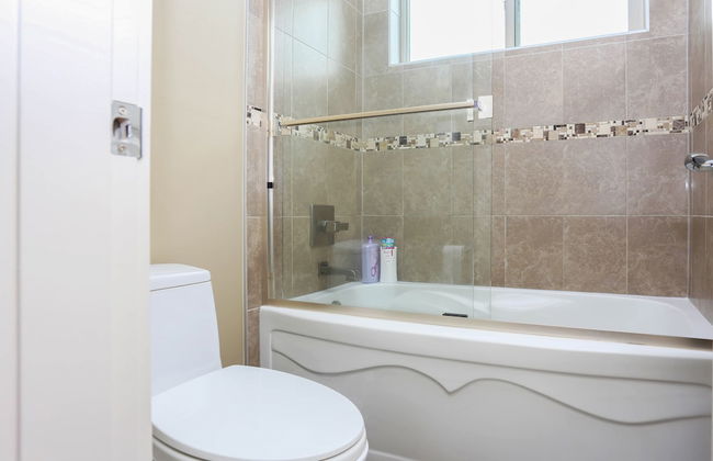 Grand 4 Bedroom Vacation House near Vancouver Downtown - Photo 24