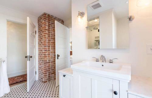 Beautifully Restored Home in Manchester Village - Foto 18