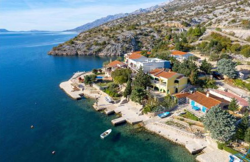 Beautiful Apartment In Lukovo Sugarje - Photo 10