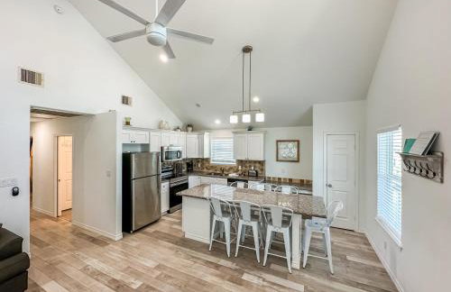 3BR Beach Retreat - Tiki Bar, Ocean Deck, Pet-Friendly & Sleeps 10 - Foto 12