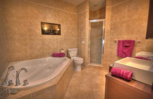 Luxurious Getaway Pool Hot Tub Theater Gym Outdoor Kitchen BBQ 2 Miles to Disney - Foto 27