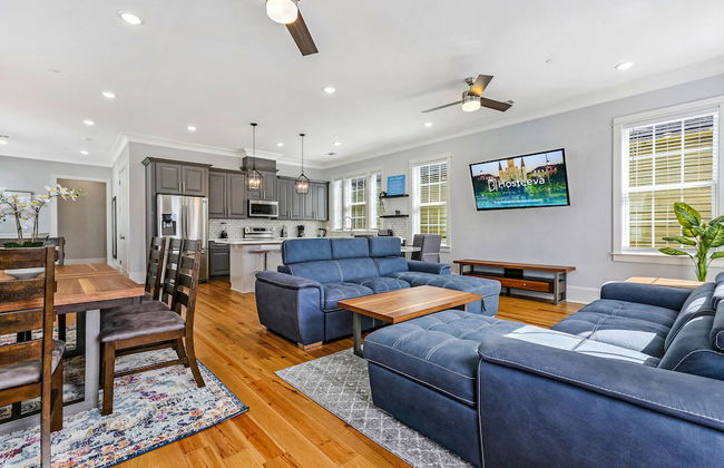 Chic 4 BR Condo - Large Pool - Perfect Location - Photo 20