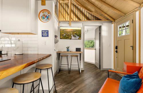 Canyon Family Yurt Cabin - Hot Tub Loft Full Kitchen & Bath - Photo 6
