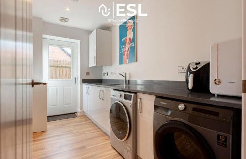 Large Modern 4 Bedroom House in Uttoxeter, Near Alton Towers, Great for Families - Foto 38