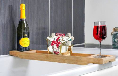 Stylish 6 Bedroom 3 Bathroom Detached House with Free Parking, Super-Fast Wifi, Pool Table, Smart TVs with Netflix by Yoko Property - Foto 16