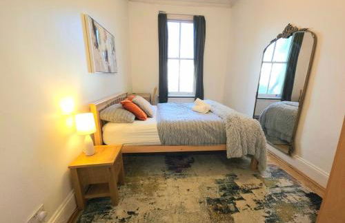 Charming Home with Private Balcony, on 1st floor, with 2 Bathrooms, 3 min walk to Earl's Court Station - Photo 6