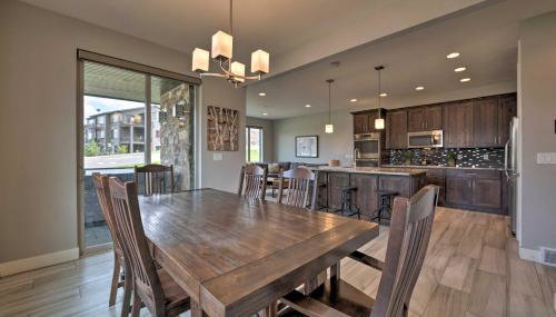 Modern Huntsville Resort Retreat with Deck and Hot Tub - Foto 2