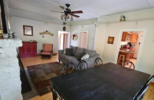 Farmhouse Retreat - Sleeps 10 - 1hr from STL - Foto 8