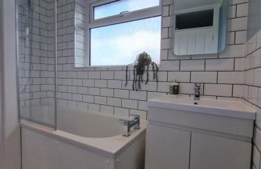 28 ExcellentStays - Heathrow - 5 Bedroom House - Foto 17