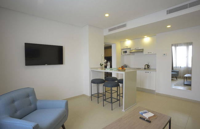 Maia Hotel Suites - Photo 16