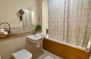 Spacious 2-bedroom house with free parking - Foto 11