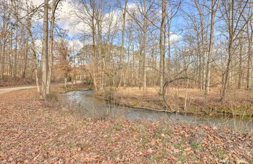 Creek-View Getaway with Deck, Yard, and Fire Pit! - Foto 24