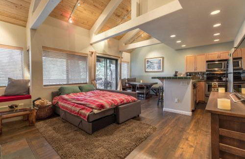 Mammoth Basecamp Condo with Views near Village with AC and Fireplace - Foto 11