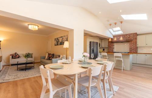 Pass the Keys Stunning Spacious Chessington Gem with Parking - Photo 17