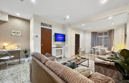 3 bed home in Tonypandy with Balcony View Room - Foto 8