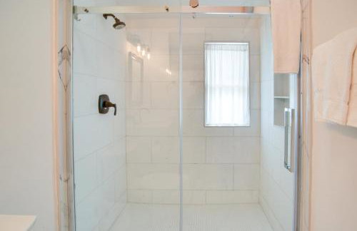 1 Mi to Ferry Terminal Oak Bluffs Family Retreat! - Foto 17