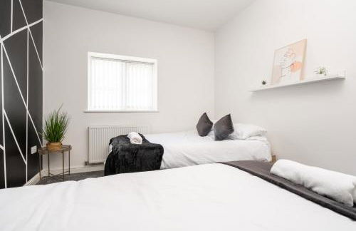 Huge Apartment - 8 Beds - Free Parking - Long Stays! - Foto 8