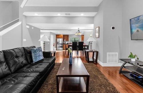 Vibrant 4BR Family Townhome 1 mile from Disney World and Disney Springs - Photo 3