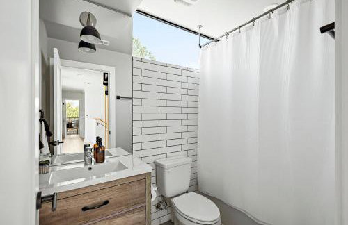 Rooftop Deck, DT City Views, Modern Eastside Oasis - Foto 41