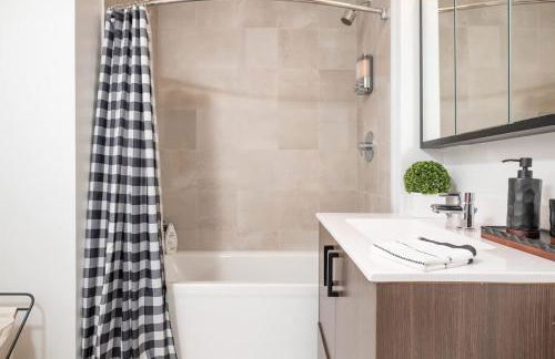 Central Square 3BR Condo with Downtown View Gym and Parking - Foto 61