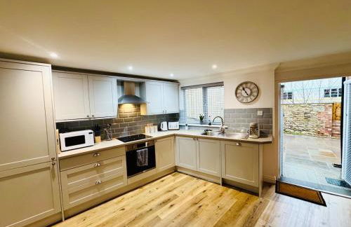 NEW Central Ryde Retreat, Melville Duplex, short walk to Beach Sleeps 6 - Foto 1
