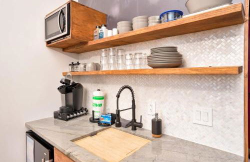 Blooming Redbud Treehouse with private hot tub - Foto 23