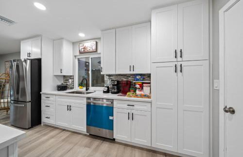 Entire Private Home with 3 Bedrooms 2 Bathrooms, Hot Tub, Garage, King Bed, Available Now - Foto 13