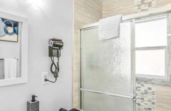 King bd Charming 2-Storey Cottage w PrivateYard - Foto 3