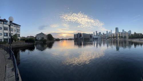 2BR Docks View Free Parking Fast WiFi Terrace Balcony TV BBQ Garden Access - Foto 3