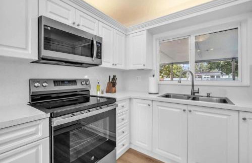 Tropical Park Oasis Peaceful Miami Family Home - Photo 13