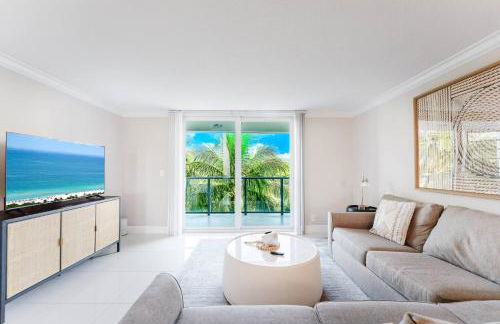 Boca Beachside 2BR 2BA with Pool and Balcony Steps to Sand - Foto 1