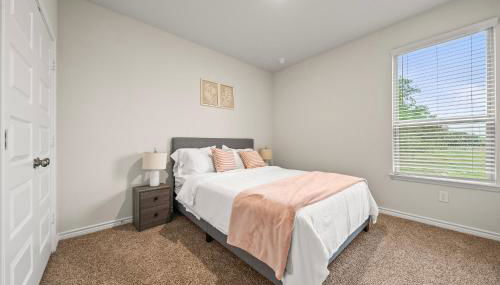 Luxurious 4 Bed Duplex Getaway! - Photo 5