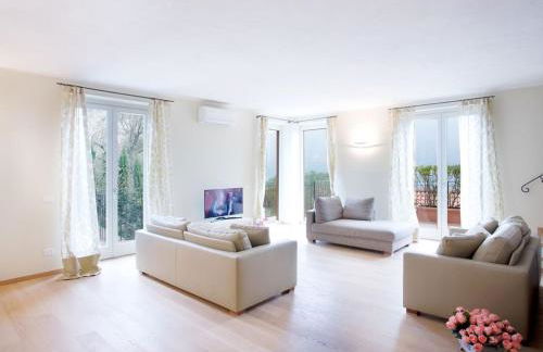 State of the art home suite with 180 degree panoramic lake view, pool and spa sleeping up to 10 guests by Italian Apartments - Foto 9