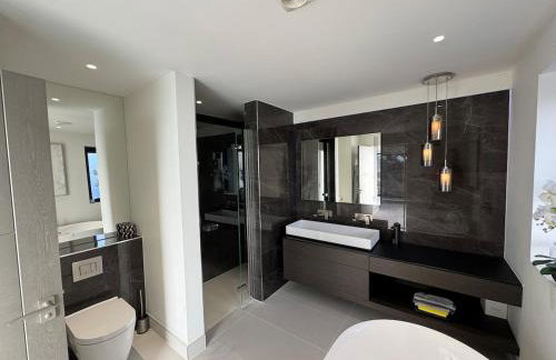 Luxury Villa - Hot Tub - Exclusive Offers - Amar Luxury Stays - Photo 18