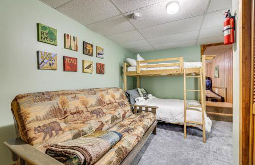 Fire Pit and Games! Secluded Chalet 30 Mi to Montage - Foto 23