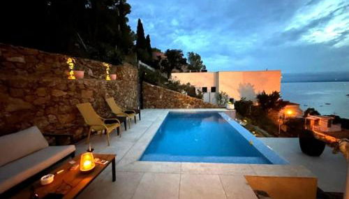 Preciosa casa con piscina desbordante y vistas al mar - Photo 2